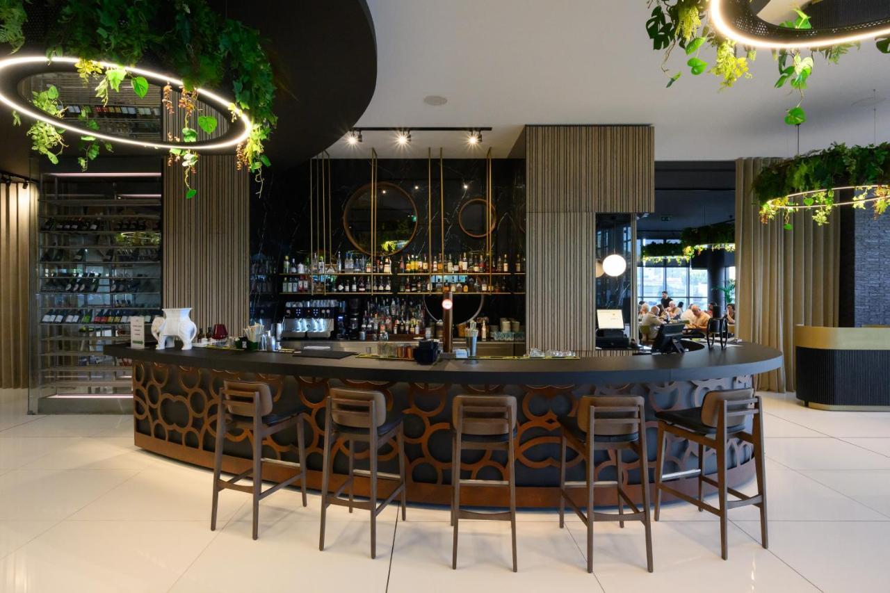 Melia Braga Hotel & Spa Eksteriør bilde The bar at the lounge