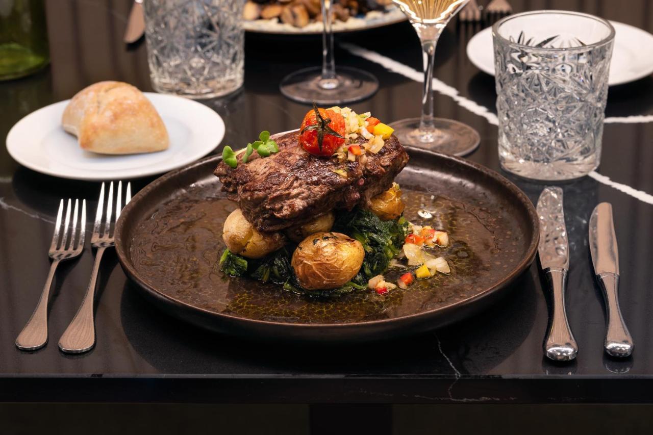 Melia Braga Hotel & Spa Eksteriør bilde A steak prepared at the restaurant
