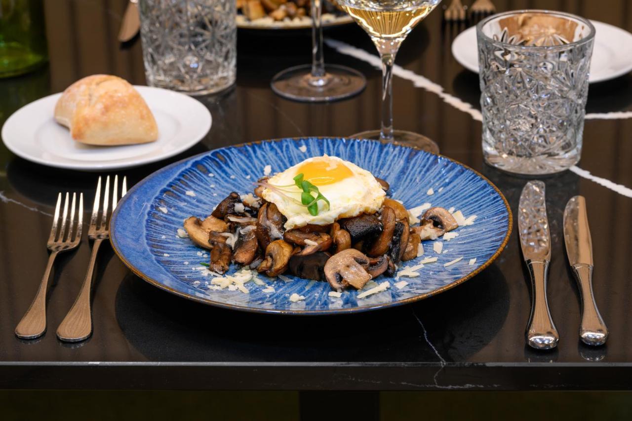 Melia Braga Hotel & Spa Eksteriør bilde A plate of mixed mushrooms with a fried egg