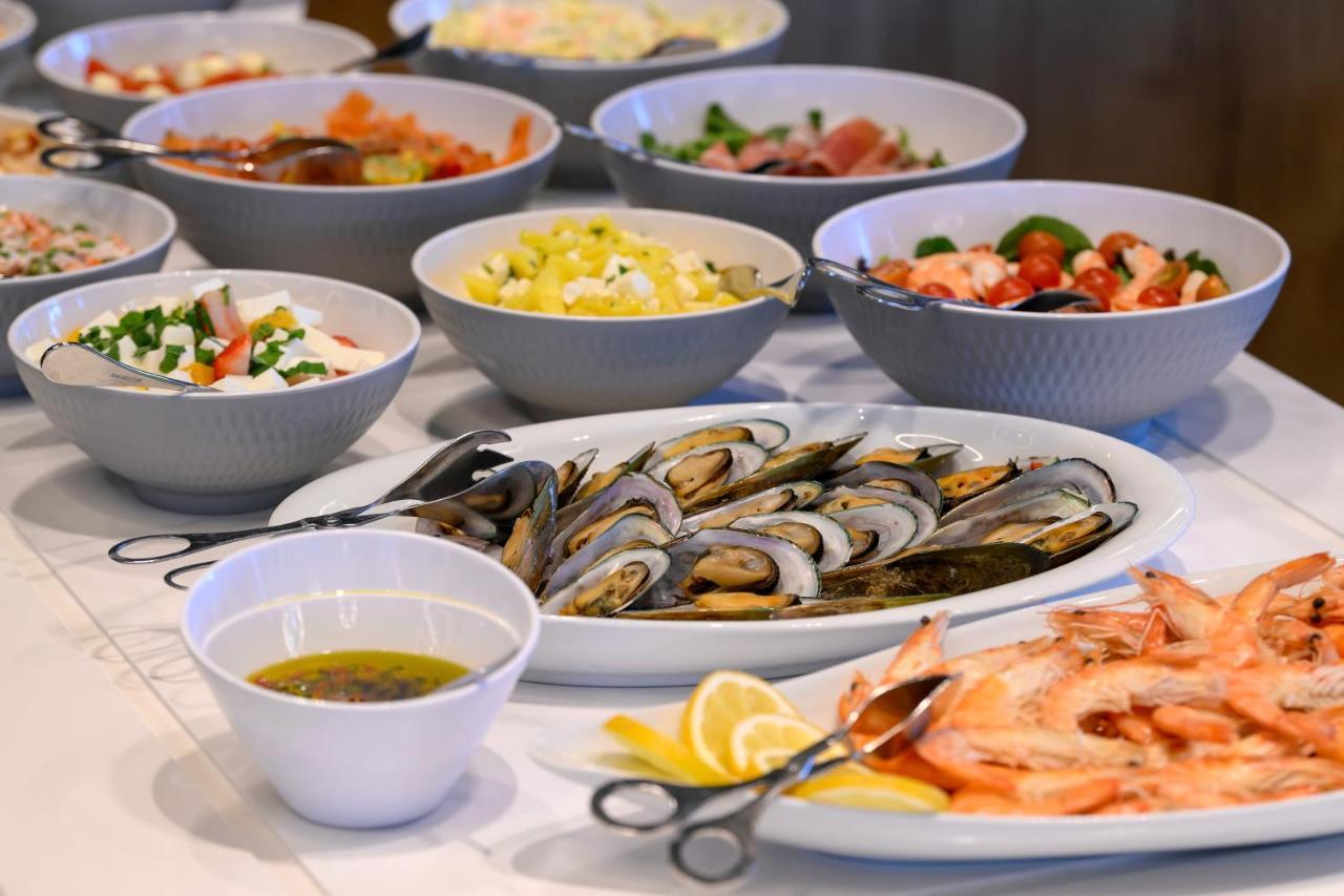 Melia Braga Hotel & Spa Eksteriør bilde A buffet of seafood