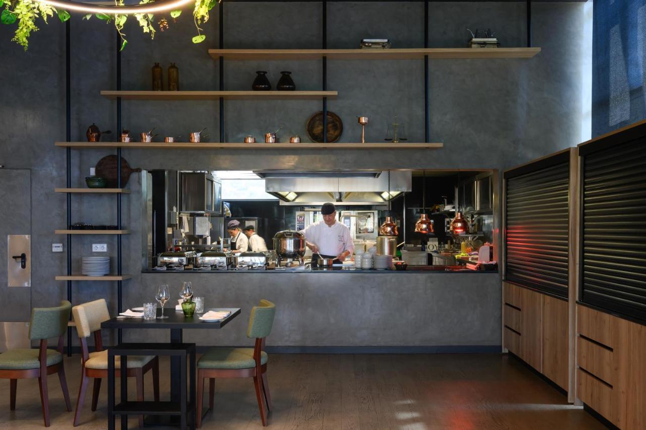 Melia Braga Hotel & Spa Eksteriør bilde The open kitchen at the restaurant