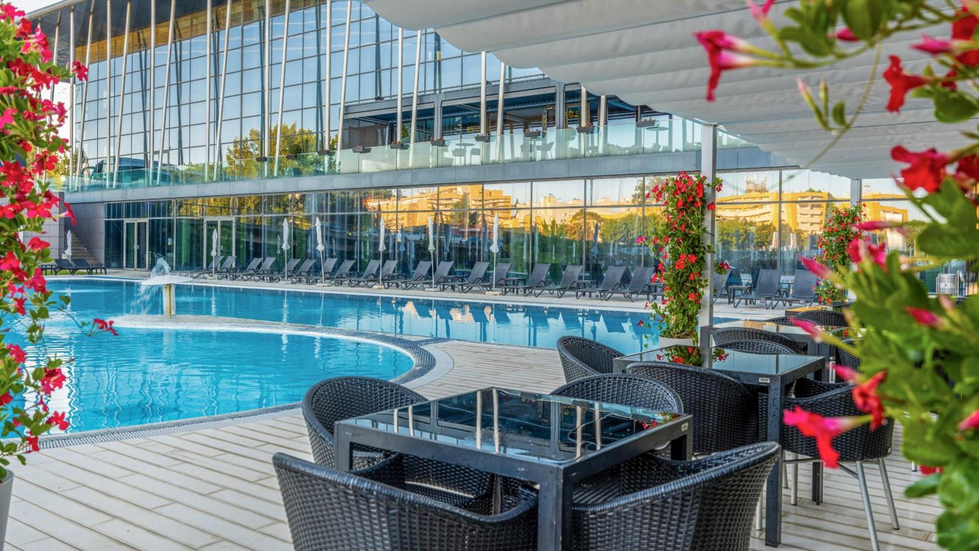Melia Braga Hotel & Spa Eksteriør bilde The swimming pool at the hotel