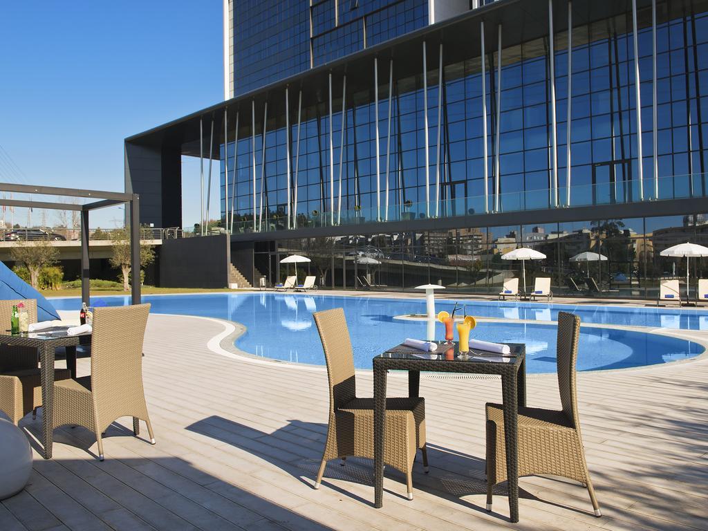 Melia Braga Hotel & Spa Eksteriør bilde The pool at the hotel