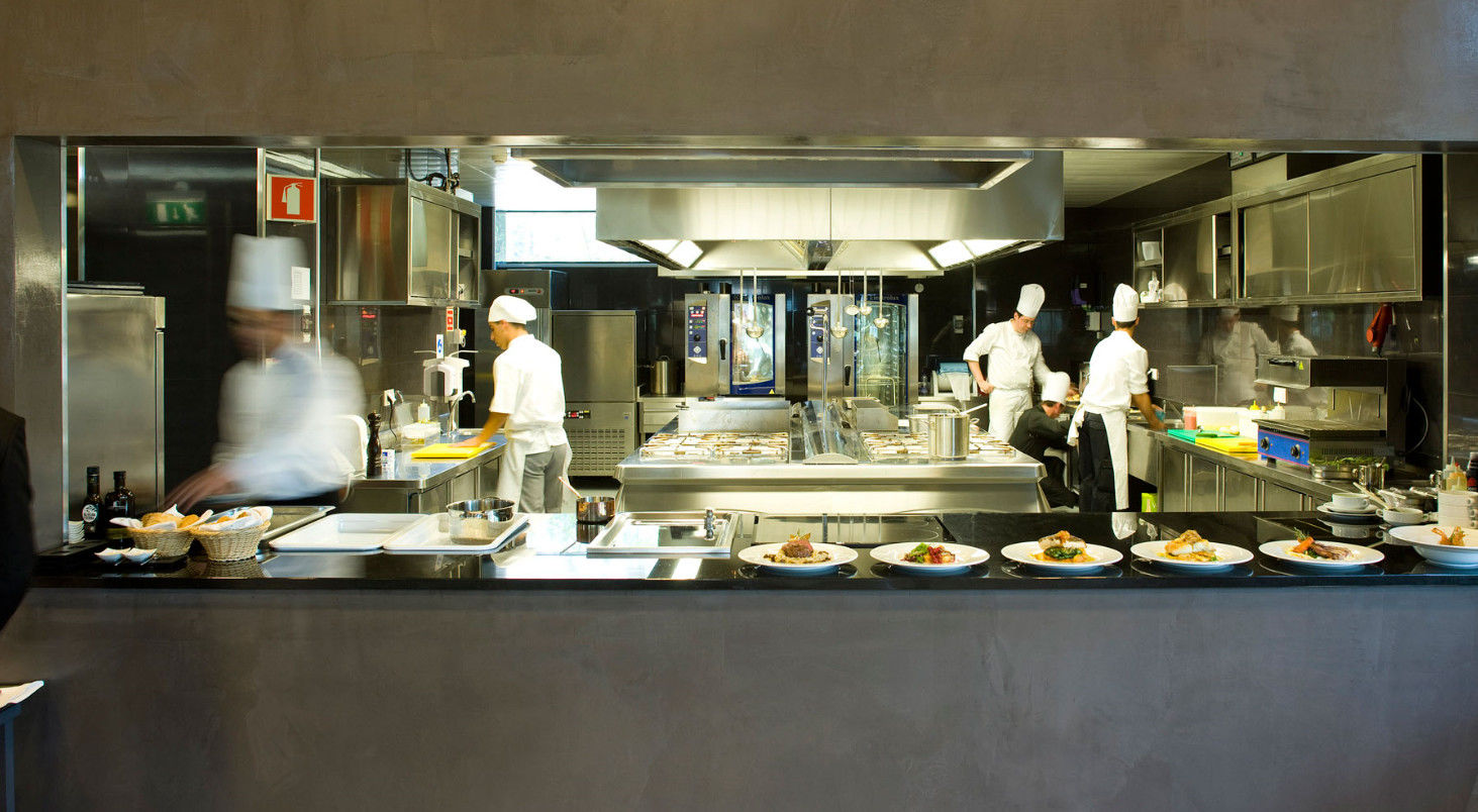 Melia Braga Hotel & Spa Eksteriør bilde A restaurant kitchen