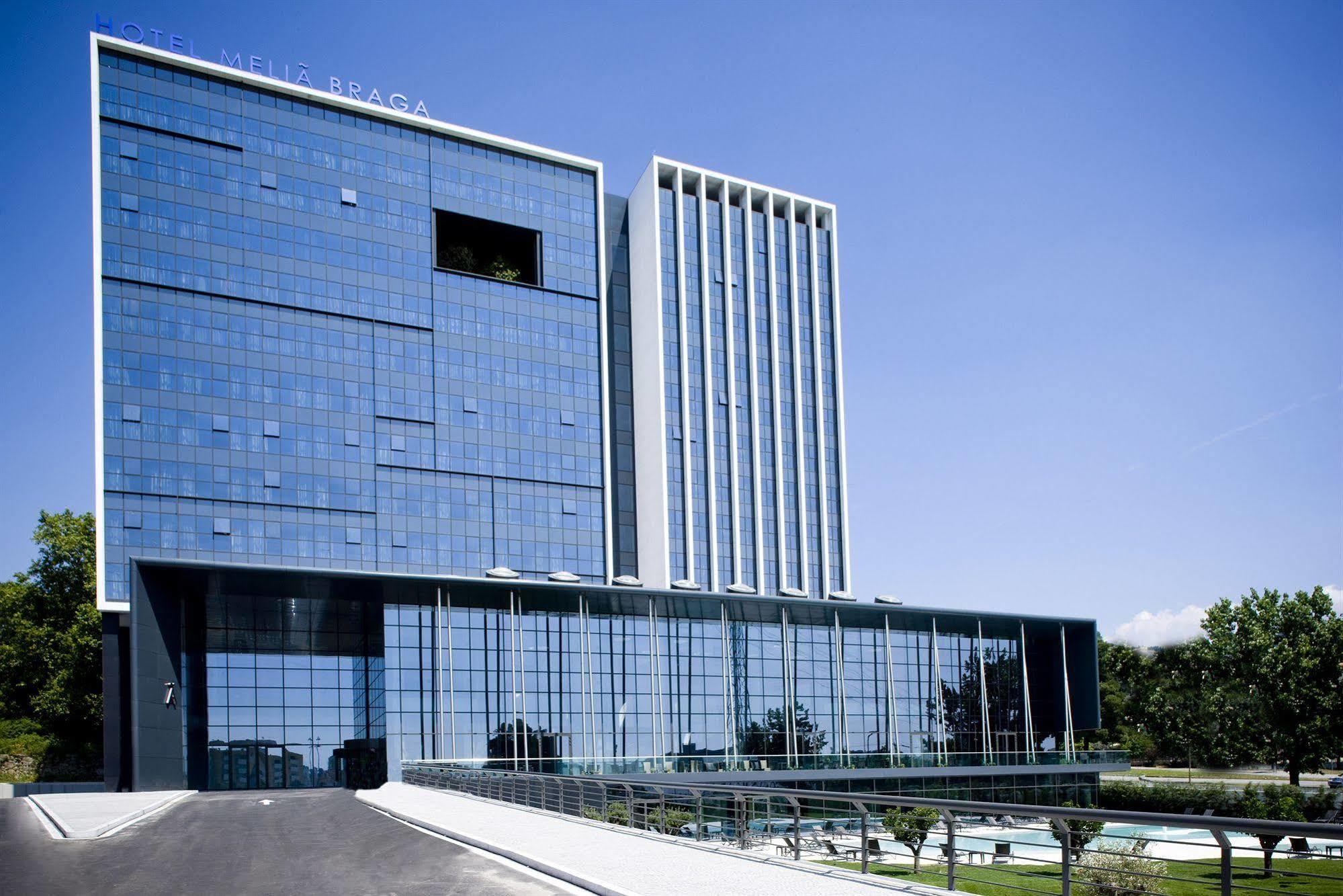 Melia Braga Hotel & Spa Eksteriør bilde The new building of the University of Novi Sad