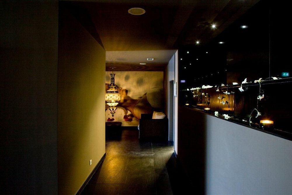 Melia Braga Hotel & Spa Interiør bilde The interior of a modern Japanese restaurant